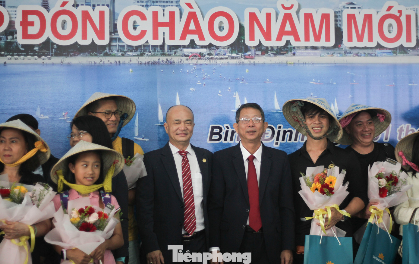 Tặng hoa và quà cho những vị khách đầu tiên. Ảnh: Trương Định