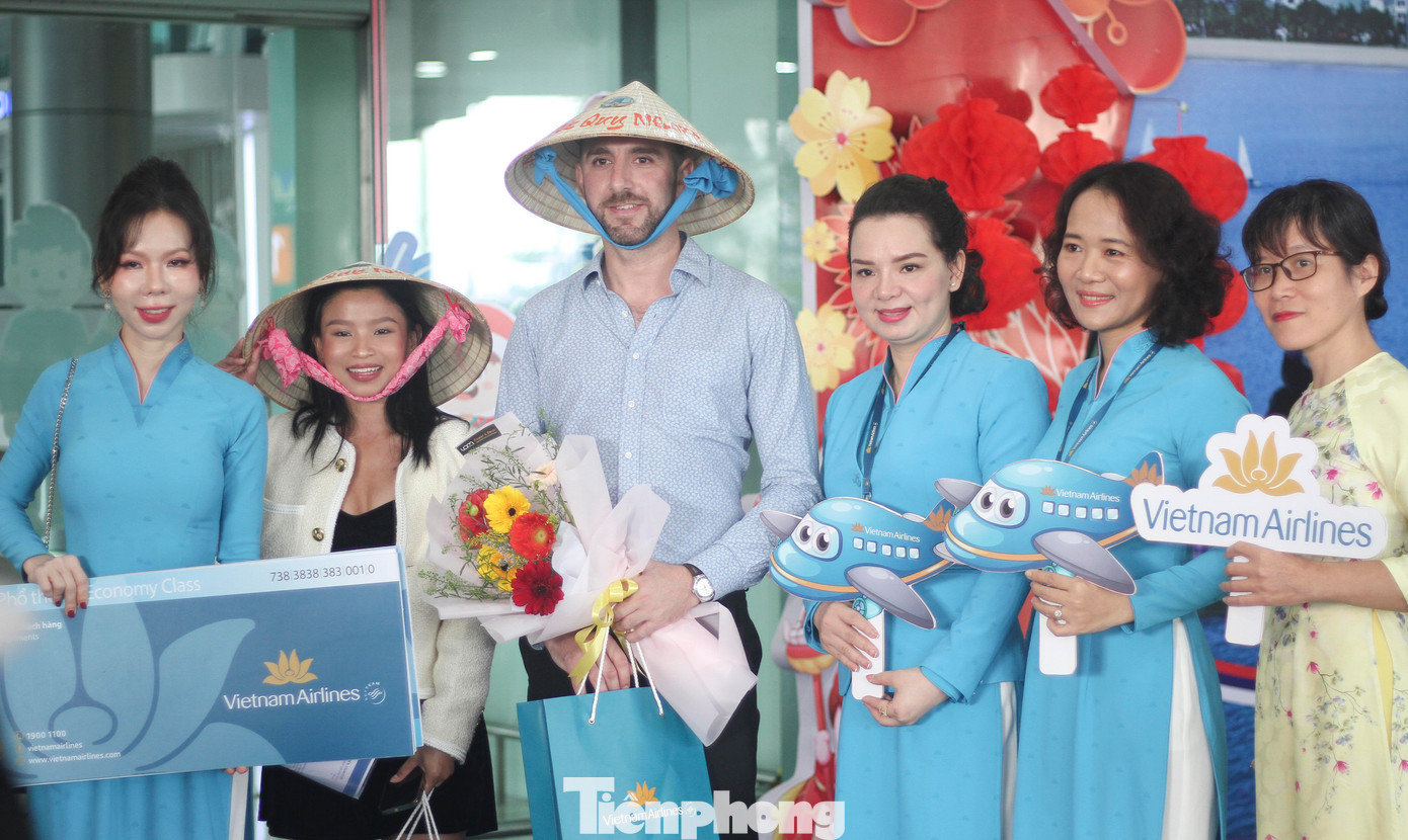 Các du khách nước ngoài được chào đón nồng nhiệt ngày đầu năm mới. Ảnh: Trương Định