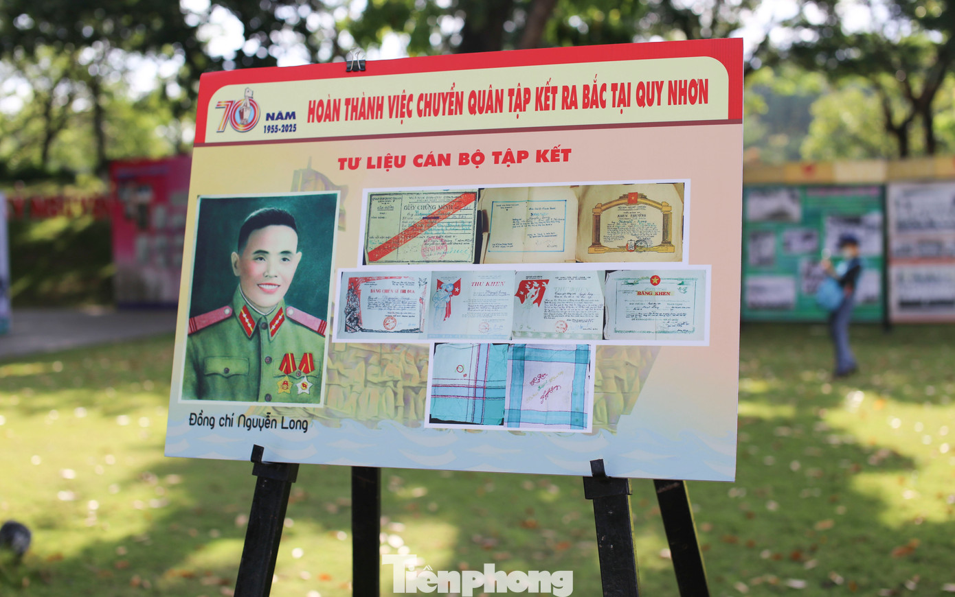 Trưng bày và giới thiệu tài liệu, tư liệu hồ sơ, kỷ vật một số cán bộ tập kết. Ảnh: Trương Định Trưng bày và giới thiệu tài liệu, tư liệu hồ sơ, kỷ vật một số cán bộ tập kết. Ảnh: Trương Định