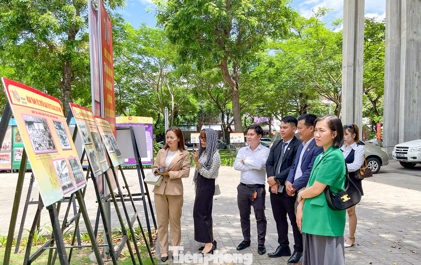 Người dân, du khách tham quan buổi lễ trưng bày. Ảnh: Trường Định Người dân, du khách tham quan buổi lễ trưng bày. Ảnh: Trường Định