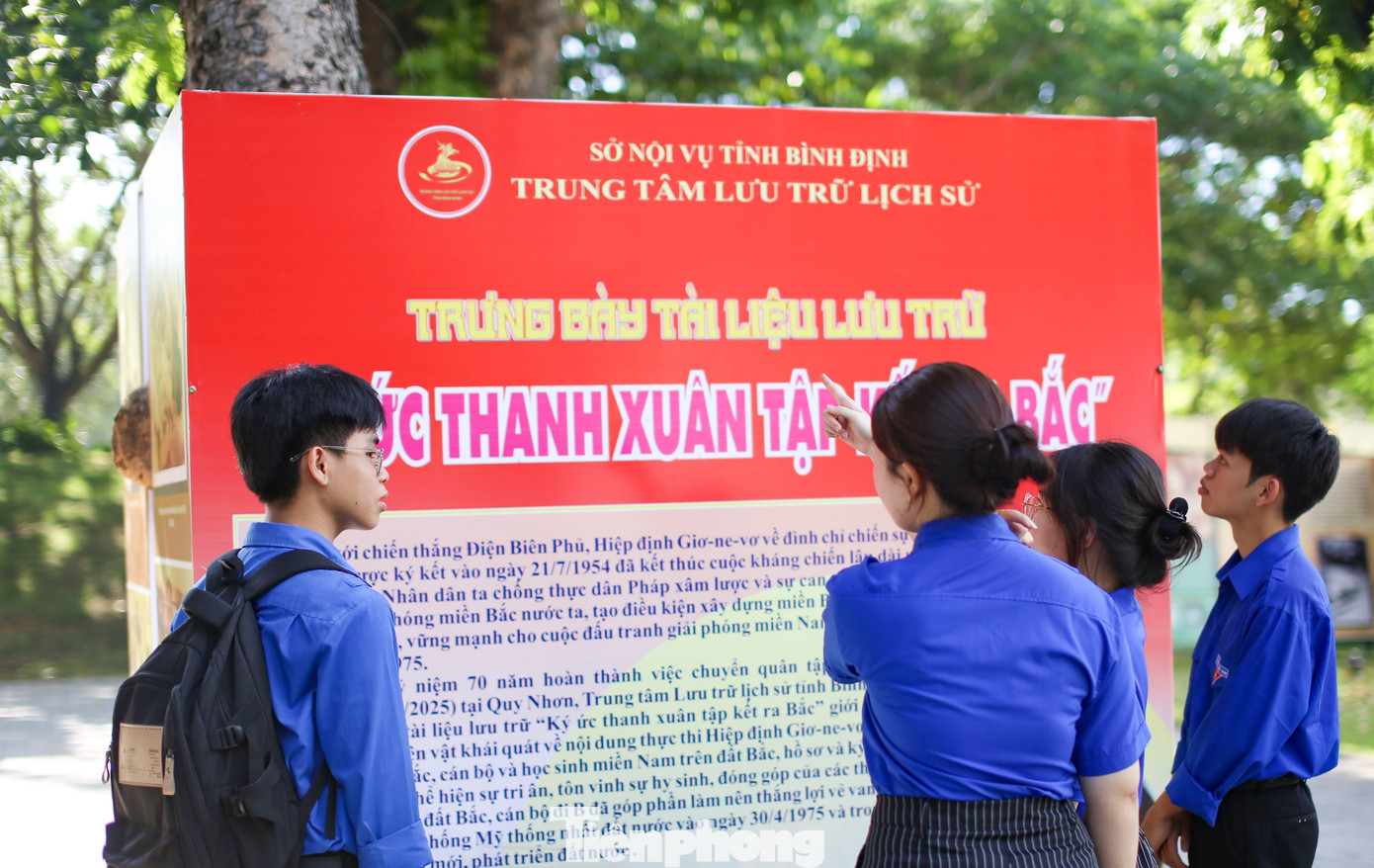 Các bạn trẻ tìm hiểu lịch sử tại buổi trưng bày. Ảnh: Trương Định Các bạn trẻ tìm hiểu lịch sử tại buổi trưng bày. Ảnh: Trương Định