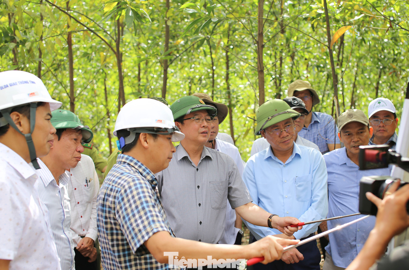 Bí thư Tỉnh ủy Bình Định Hồ Quốc Dũng cùng Chủ tịch UBND tỉnh Phạm Anh Tuấn khảo sát thực tế tại núi Vũng Chua. Ảnh: Trương Định