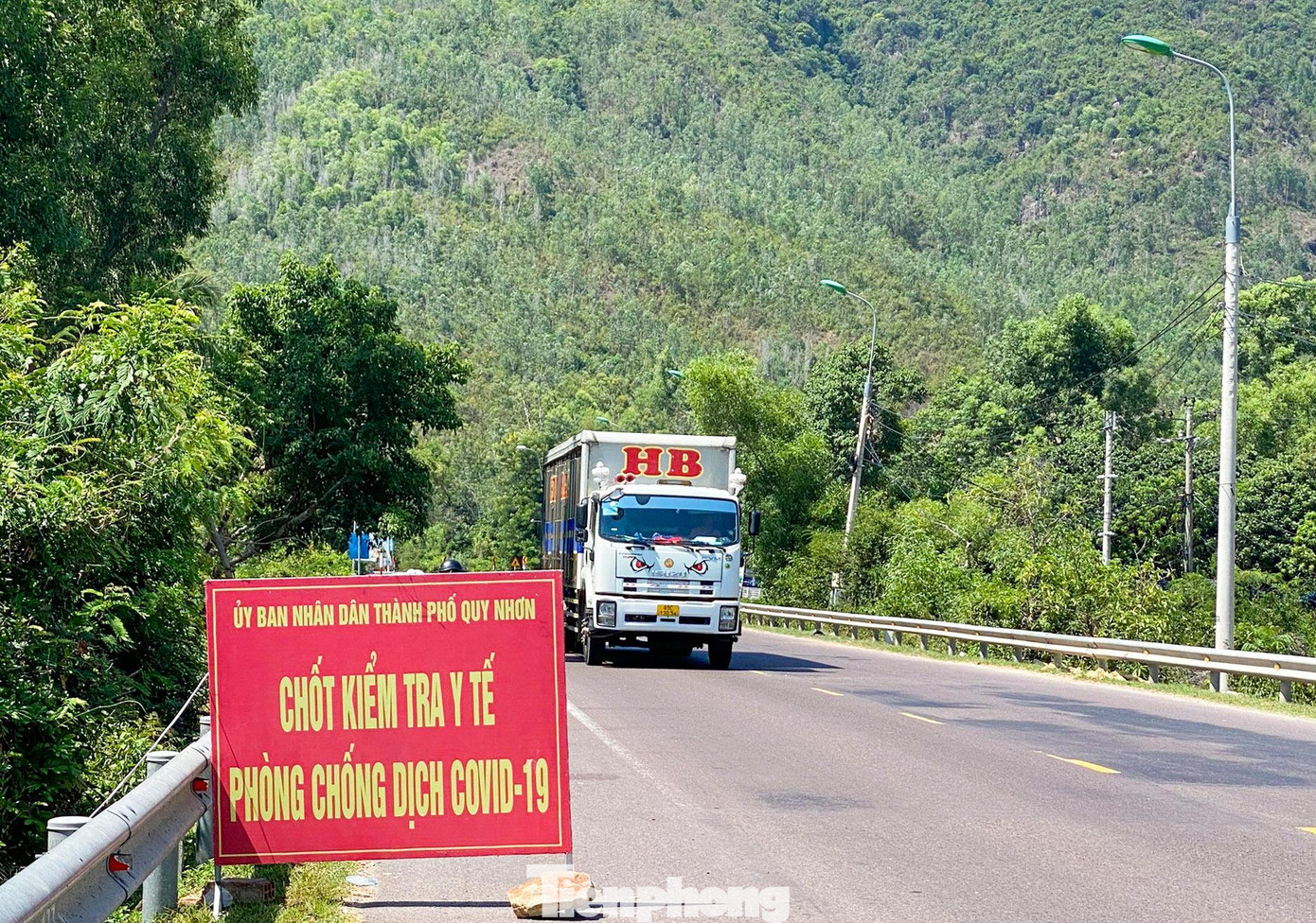 Chốt kiểm tra y tế trên QL 1D Quy Nhơn - Sông Cầu. Ảnh: Trương Định