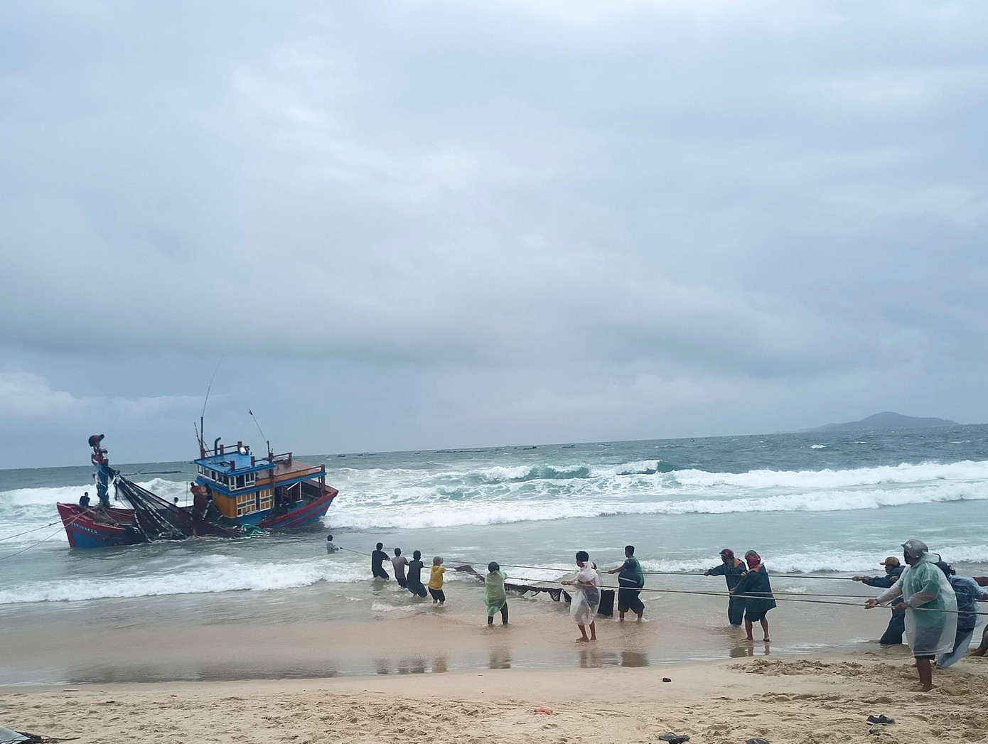 Tàu ngư dân Phú Yên bị sóng lớn đánh dạt vào bờ. Ảnh: H.T