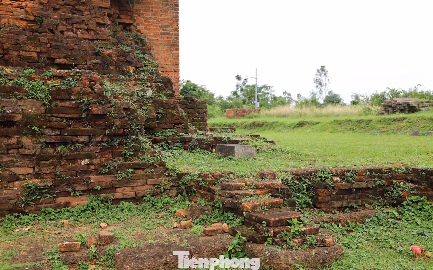 Phần chân tháp. Ảnh: Trương Định.