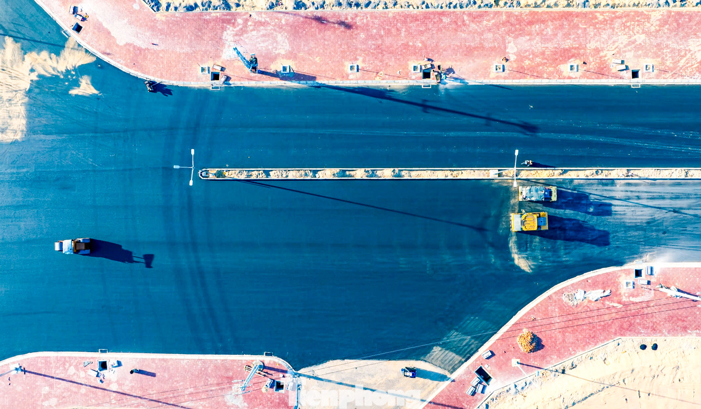 Những ngày cuối tháng 9, công tác thi công được tiến hành khẩn trương, nhiều đoạn mặt đường đã hoàn thiện để kịp đưa vào khai thác trong tháng 10 tới. Ảnh: Dũng Nhân.