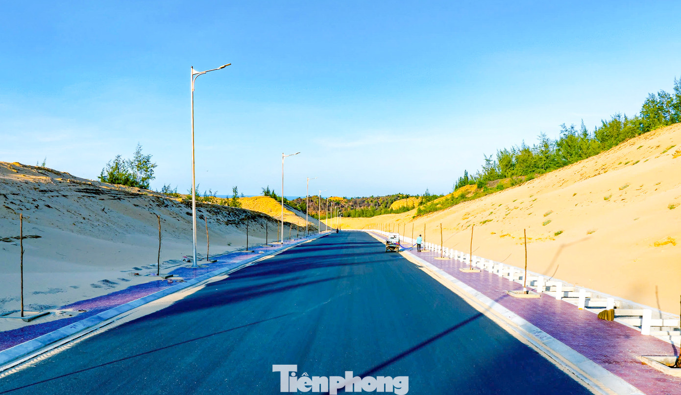 Quy mô mặt cắt ngang của tuyến gồm 2 đoạn: Đoạn đầu tuyến dài 381m có điểm đầu tiếp giáp nút T8 tại Quốc lộ 19B, mặt đường đoạn này rộng 45m. Đoạn còn lại dài hơn 2,2Km, bề rộng mặt đường 18m có điểm cuối tại xã Nhơn Lý. Ảnh: Dũng Nhân.