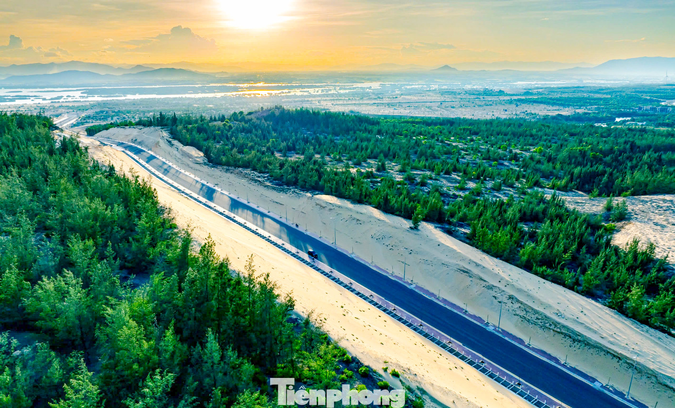 Đường dài 2,6km, được đầu tư theo tiêu chuẩn đường đô thị. Ảnh: Dũng Nhân.