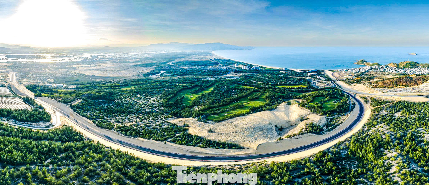 Con đường giúp người dân và du khách đi lại thuận lợi hơn, rút ngắn thời gian di chuyển từ TP. Quy Nhơn về Nhơn Lý - với nhiều điểm du lịch nổi tiếng như Kỳ Co, Eo Gió... Ảnh: Dũng Nhân.