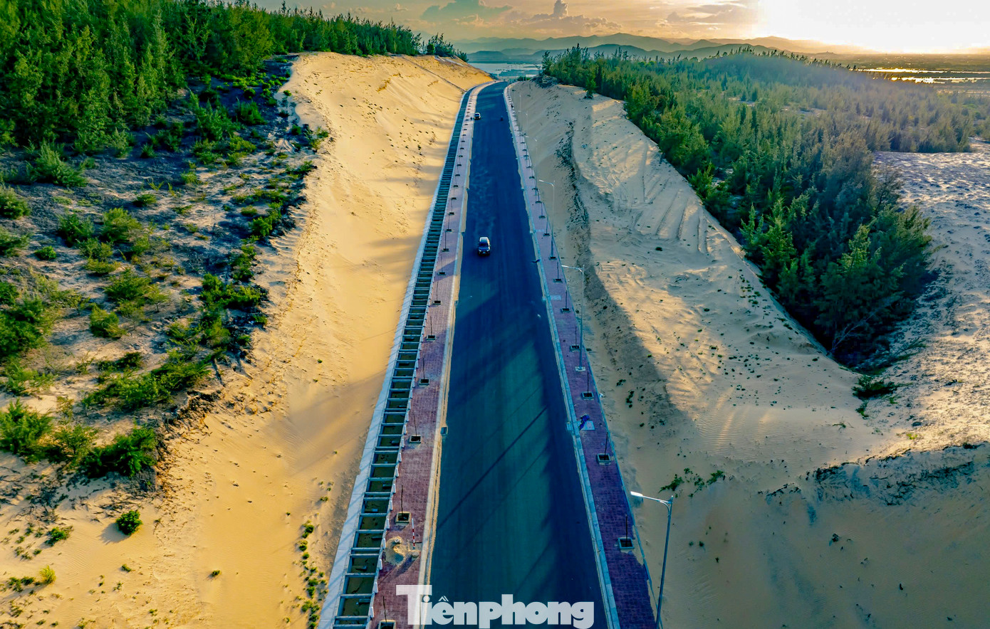 Tuyến đường do Ban Quản lý Khu Kinh tế tỉnh Bình Định làm chủ đầu tư, với tổng vốn hơn 100 tỷ đồng. Dự án được khởi công năm 2023, dự kiến hoàn thành vào tháng 10 năm nay. Ảnh: Dũng Nhân.