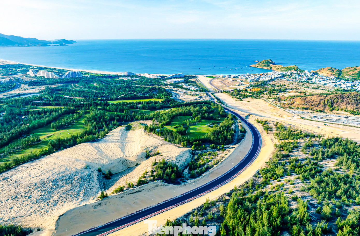 Tuyến đường kết nối với xã Nhơn Lý. Ảnh: Dũng Nhân.