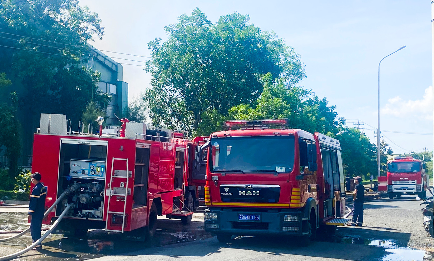 Lực lượng Cảnh sát PCCC&amp;CNCH - Công an tỉnh Phú Yên được huy động đến hiện trường để triển khai công tác chữa cháy. Ảnh: M.T