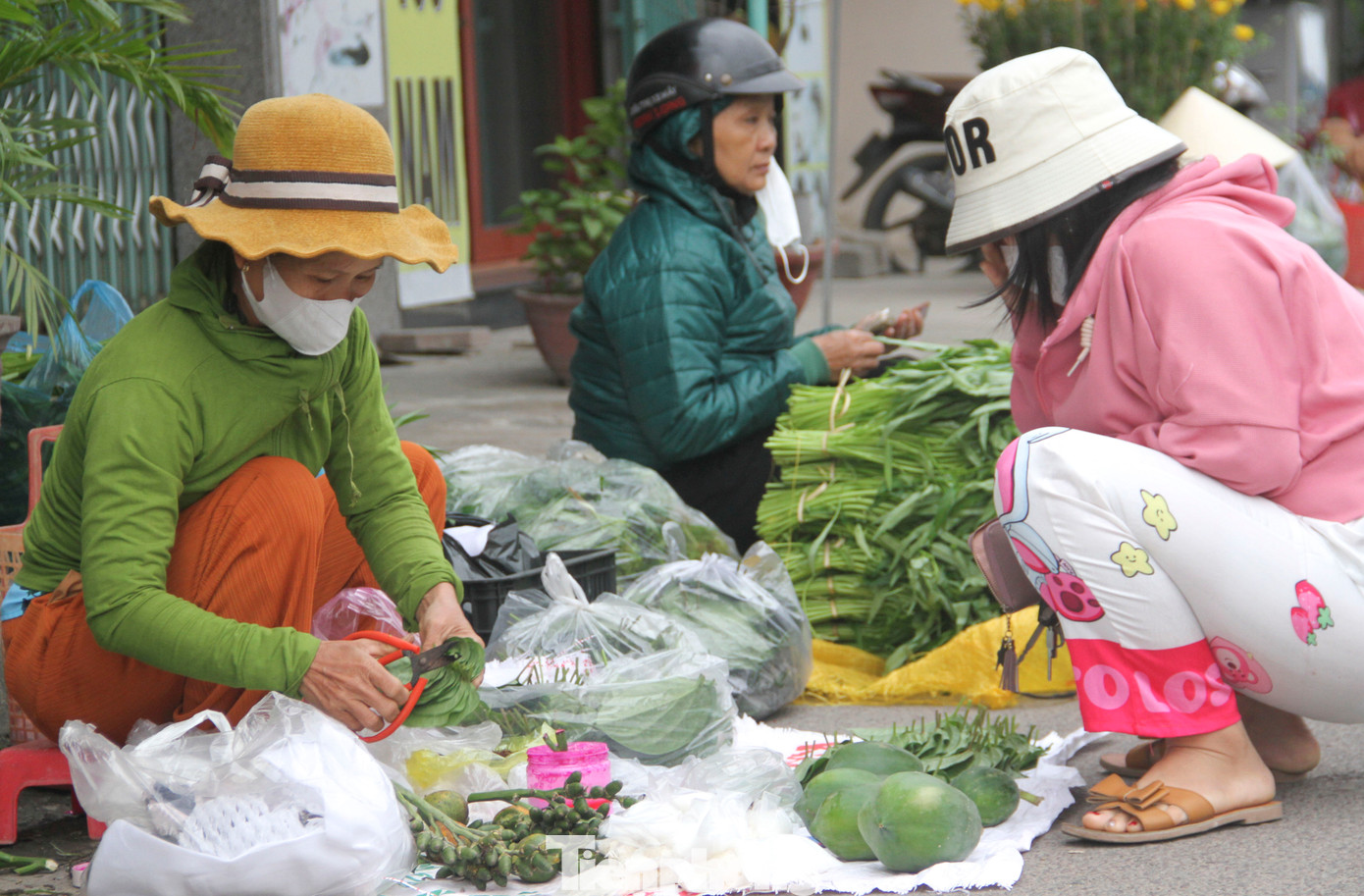 Đến họp Gò từ lúc 5h sáng, bà Nguyễn Thị Tống (64 tuổi, xã Phước Sơn, huyện Tuy Phước) mang theo ít sản vật của nhà trồng được là một vài bó rau muống, ít quả sung, trầu cau... bà Tống nói, không phải là dân buôn bán gì, nhưng sáng đầu cũng muốn trao đổi tài lộc, cầu may mắn đầu năm mới. (Ảnh: Trương Định).
