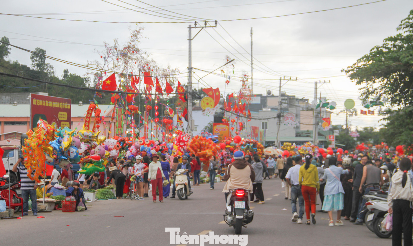 Đã thành nét đẹp văn hóa truyền thống của người dân Bình Định, đúng ngày mùng 1 Tết Nguyên đán, người dân ở khắp nơi lại nô nức đi chợ Gò ở khu phố Phong Thạnh, thị trấn Tuy Phước (huyện Tuy Phước). Chợ chỉ họp một ngày duy nhất, nên có nét rất riêng mà không giống các phiên chợ họp bình thường hàng ngày. (Ảnh: Trương Định).
