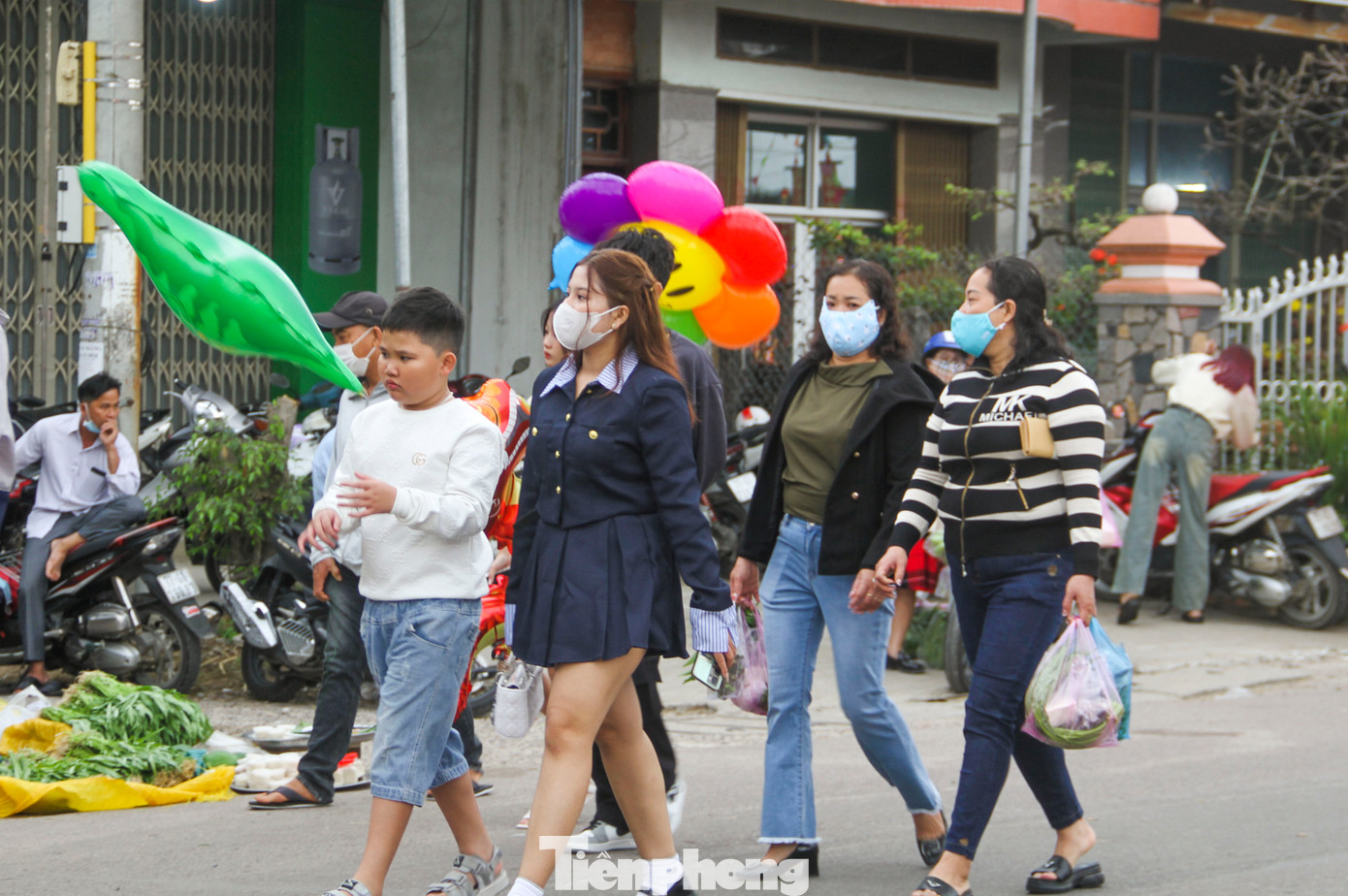 Với nét đặc sắc riêng, chợ Gò đã được Trung tâm sách Kỷ lục Việt Nam xếp vào hạng &quot;100 phiên chợ độc đáo nhất Việt Nam&quot;. (Ảnh: Trương Định)