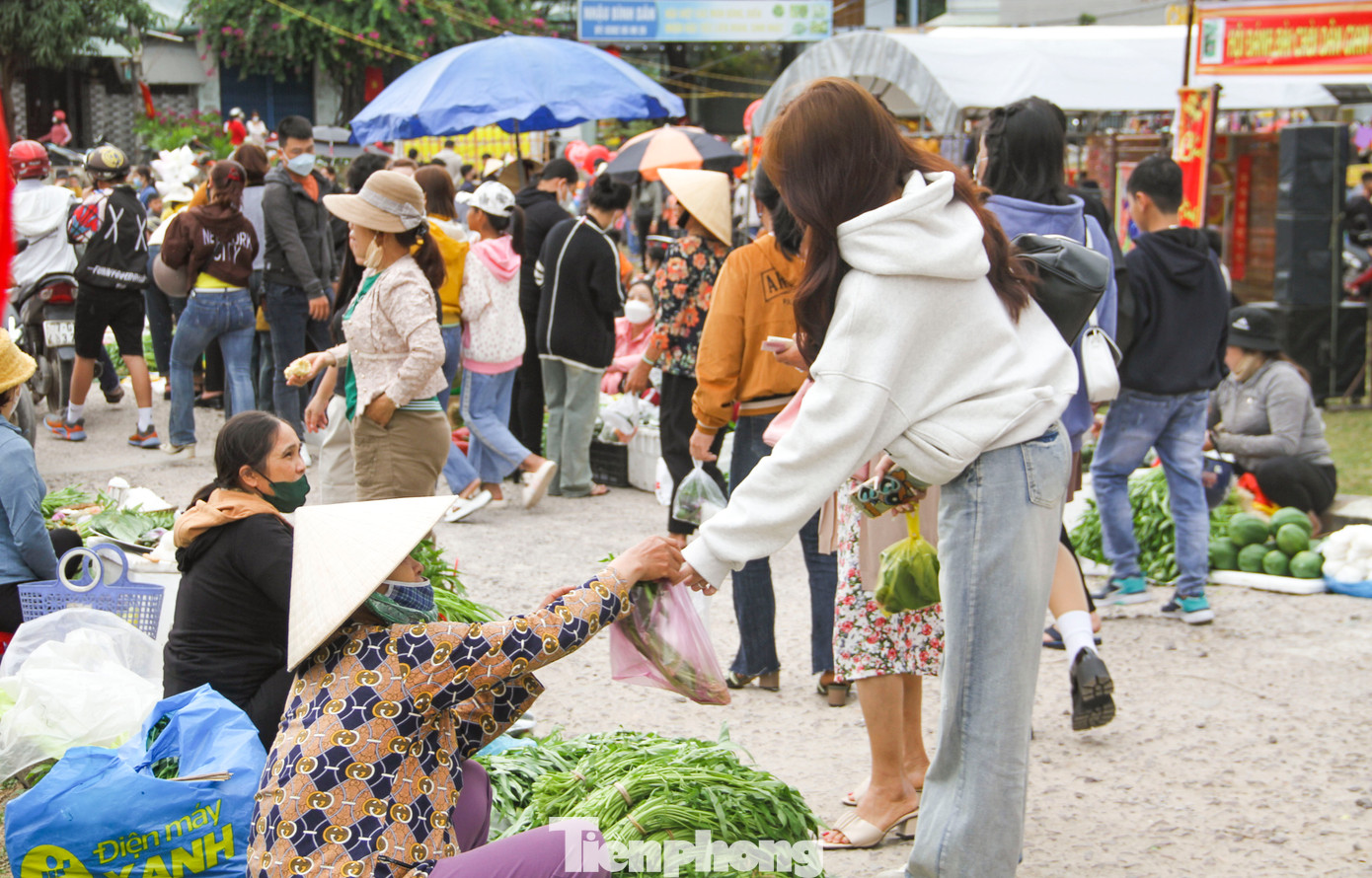 Bà Nguyễn Thị Hoa (60 tuổi, thị trấn Diêu Trì, huyện Tuy Phước) cho hay, đã đi chợ Gò 20 năm, công việc thường ngày không buôn bán ngoài chợ nhưng cứ dịp mùng 1 Tết lại mang ít sản vật của nhà trồng được để mang ra chợ bán chủ yếu cầu may mắn, lấy lộc đầu năm. (Ảnh: Trương Định).