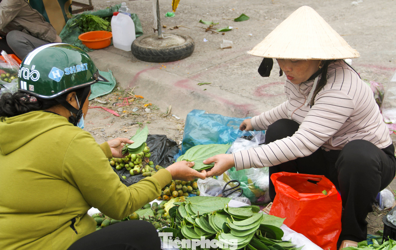 Mặt hàng được bày bán và mua bán nhiều nhất là trầu, cau và muối. (Ảnh: Trương Định).