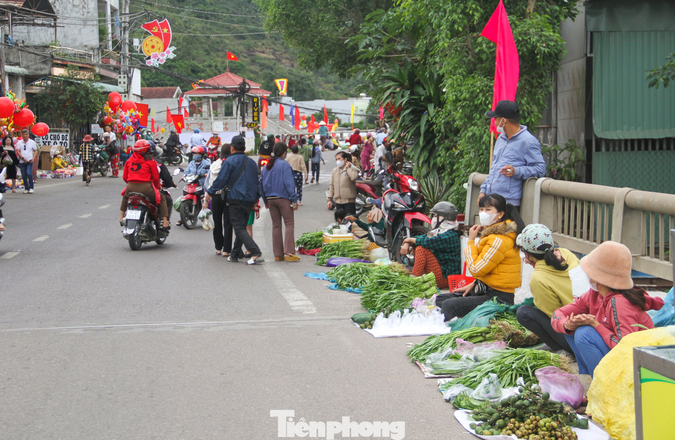 Với bao thế hệ người dân địa phương, chợ Gò là dịp để đón lộc, cầu duyên ngày đầu năm mới. (Ảnh: Trương Định).