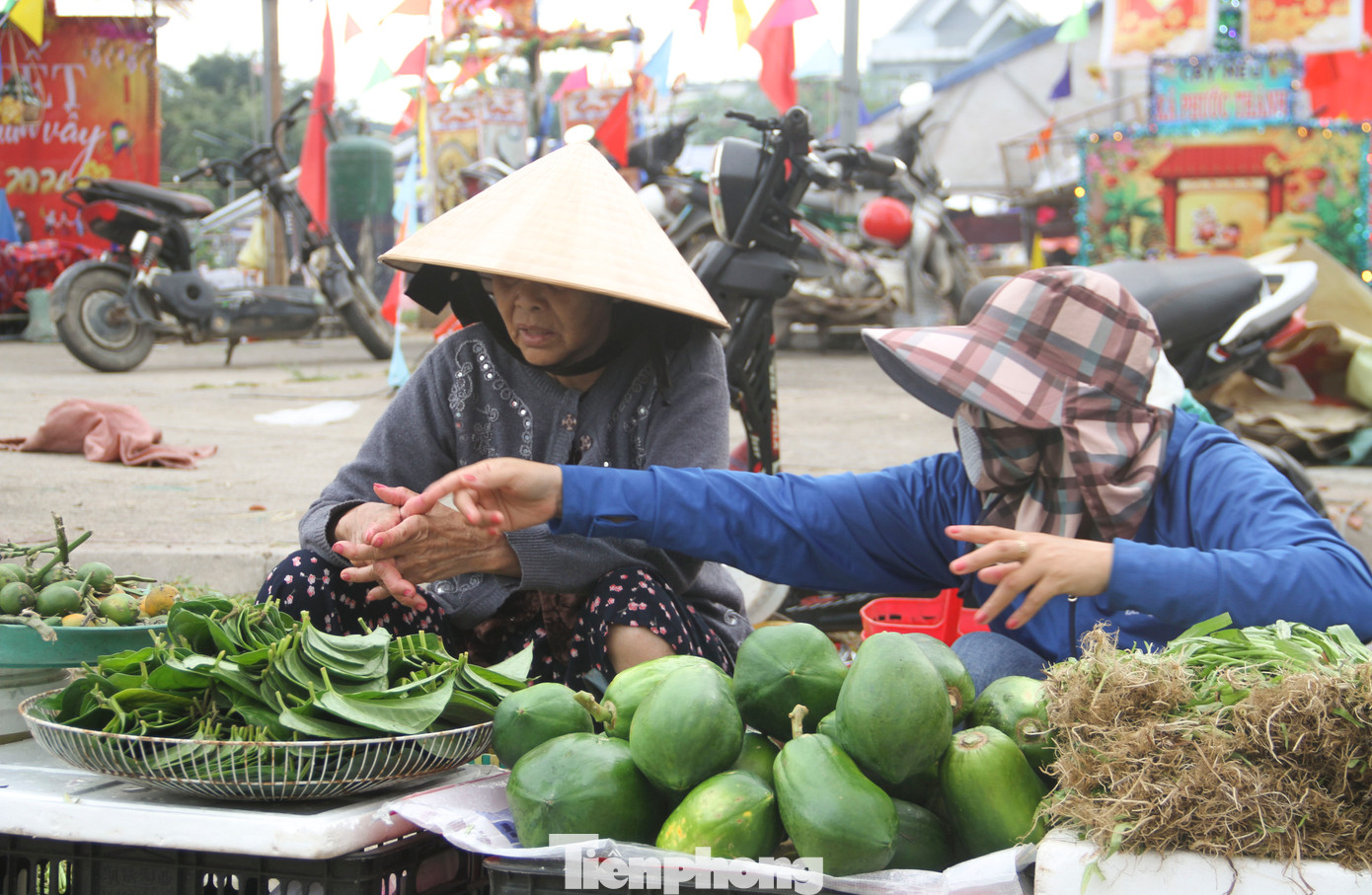 Nét độc đáo ở chợ Gò là người mua, người bán với tâm nguyện chúc phúc, cầu mong những điều tốt đẹp nhất đến với họ, nên không có chuyện thách nhau khi mua bán. Không chỉ người dân ở Tuy Phước, cư dân ở các vùng lân cận cũng đem sản vật của nhà mình làm ra như: rau, củ, trái cây, buồng cau, xấp trầu, bó rau muống, thịt lợn, tôm, cá… đến chợ Gò bán lấy hên đầu năm. (Ảnh: Trương Định).