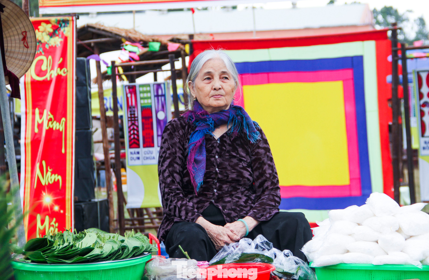 Tương truyền rằng, phiên chợ Gò có hàng trăm năm từ thời nhà Tây Sơn. Đến nay, phiên chợ Gò vẫn tồn tại, gìn giữ nét mộc mạc của một phiên chợ quê truyền thống của người dân, mang theo những ước vọng về một năm mới an vui, hạnh phúc, may mắn nhiều như lộc xuân. (Ảnh: Trương Định)