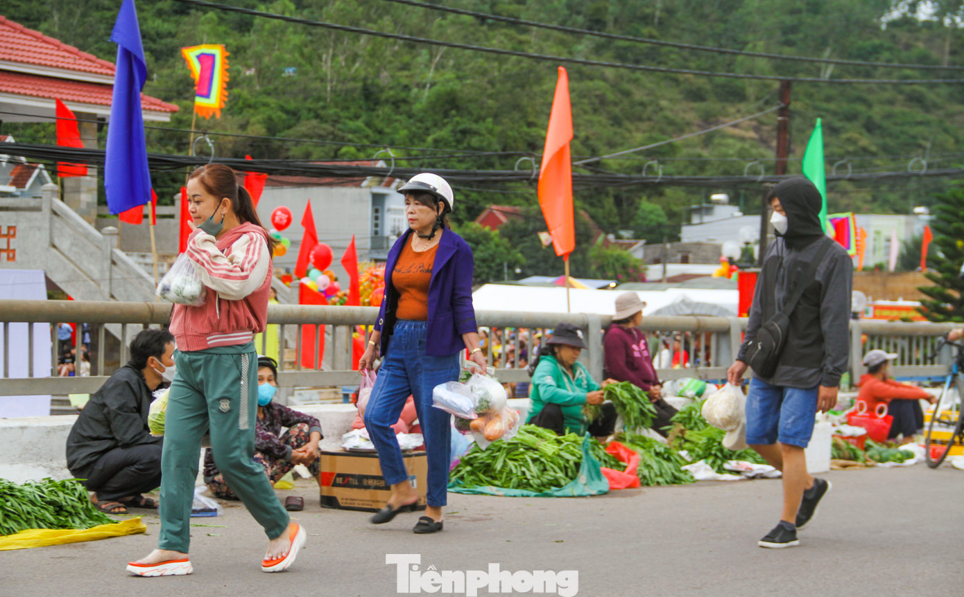 Bà Phạm Thị Chi (60 tuổi, TP. Quy Nhơn) chia sẻ, năm nào cũng vậy, mùng 1 Tết thì gia đình lại ghé lên chợ Gò để mua ít tài lộc, cầu may mắn và sẵn tiện du xuân ngày đầu năm mới. (Ảnh: Trương Định).
