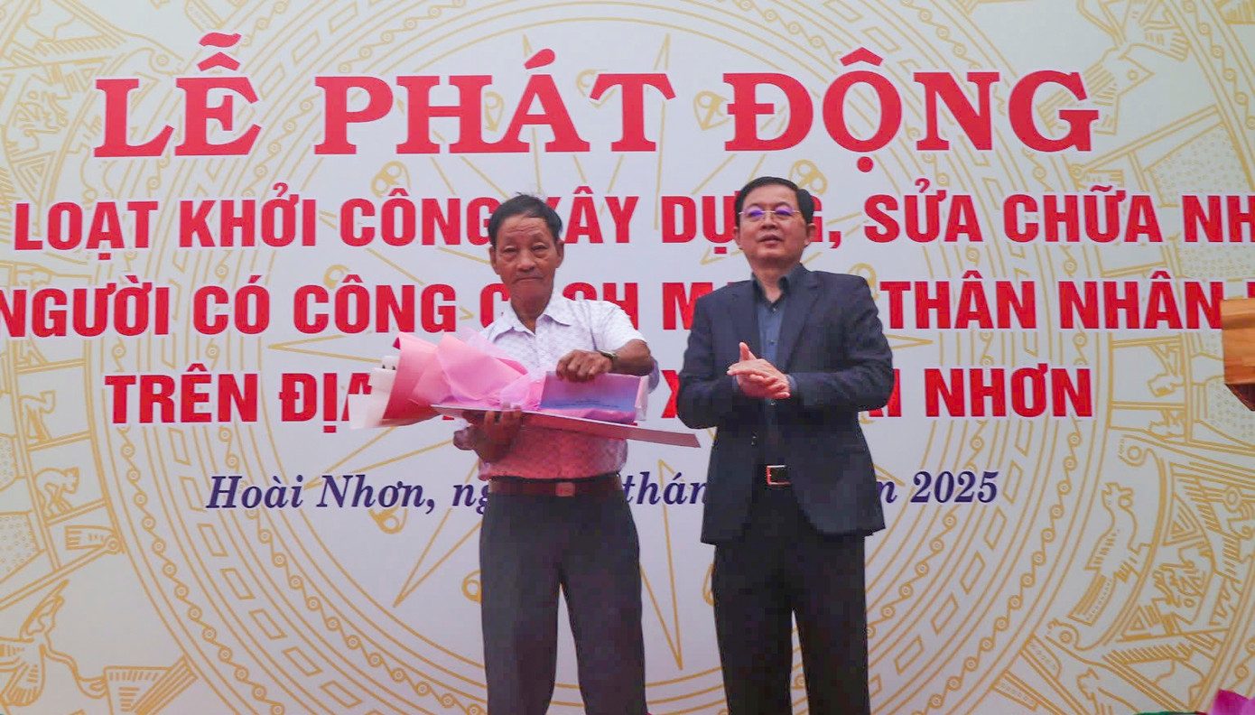 Bí thư Tỉnh ủy Bình Định Hồ Quốc Dũng (bên phải) dự lễ phát động tại thị xã Hoài Nhơn. Bí thư Tỉnh ủy Bình Định Hồ Quốc Dũng (bên phải) dự lễ phát động tại thị xã Hoài Nhơn.