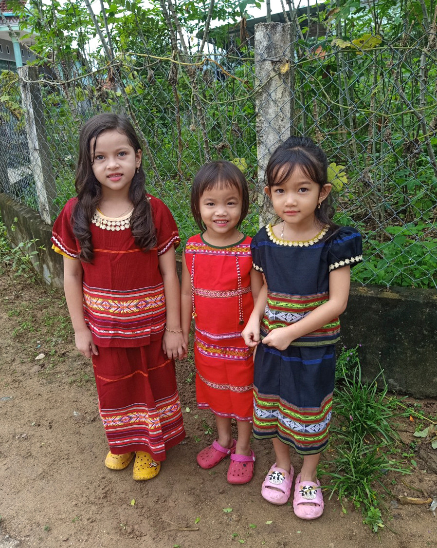 Người làng Hà Văn Trên luôn nhắc nhở con cháu gìn giữ nghề dệt thổ cẩm chính là giữ linh hồn của đồng bào mình. Bởi đây là nét văn hóa đặc trưng, nguồn cội của tổ tiên để lại. Bà con nơi đây mong nhà nước quan tâm, hỗ trợ để duy trì, phát triển nghề này. Nhất là về vấn đề đầu ra, trong khi để làm ra một sản phẩm mất rất nhiều thời gian. Ảnh: xã Canh Thuận