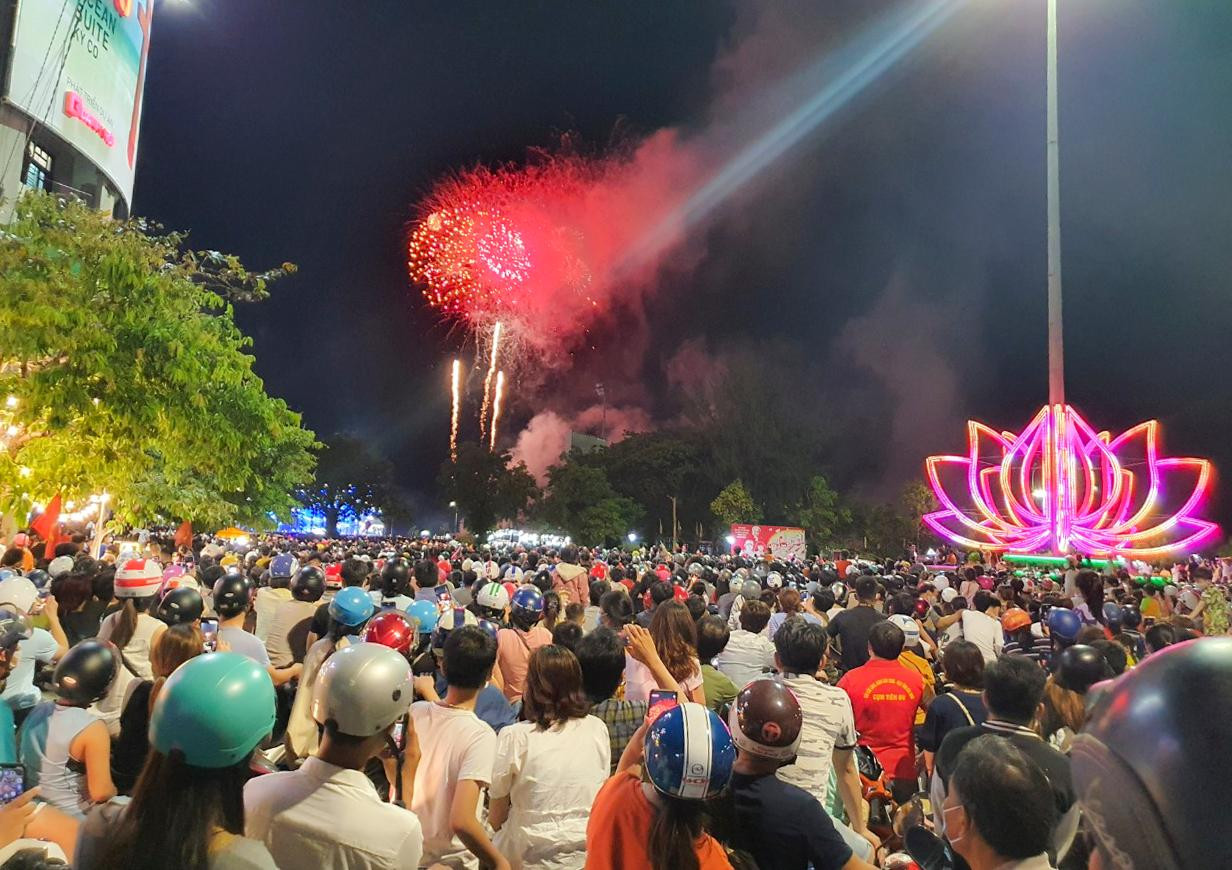 Biển người đổ ra đường xem pháo hoa đêm khai mạc Lễ hội du lịch Bình Định năm 2022. Ảnh: T.T