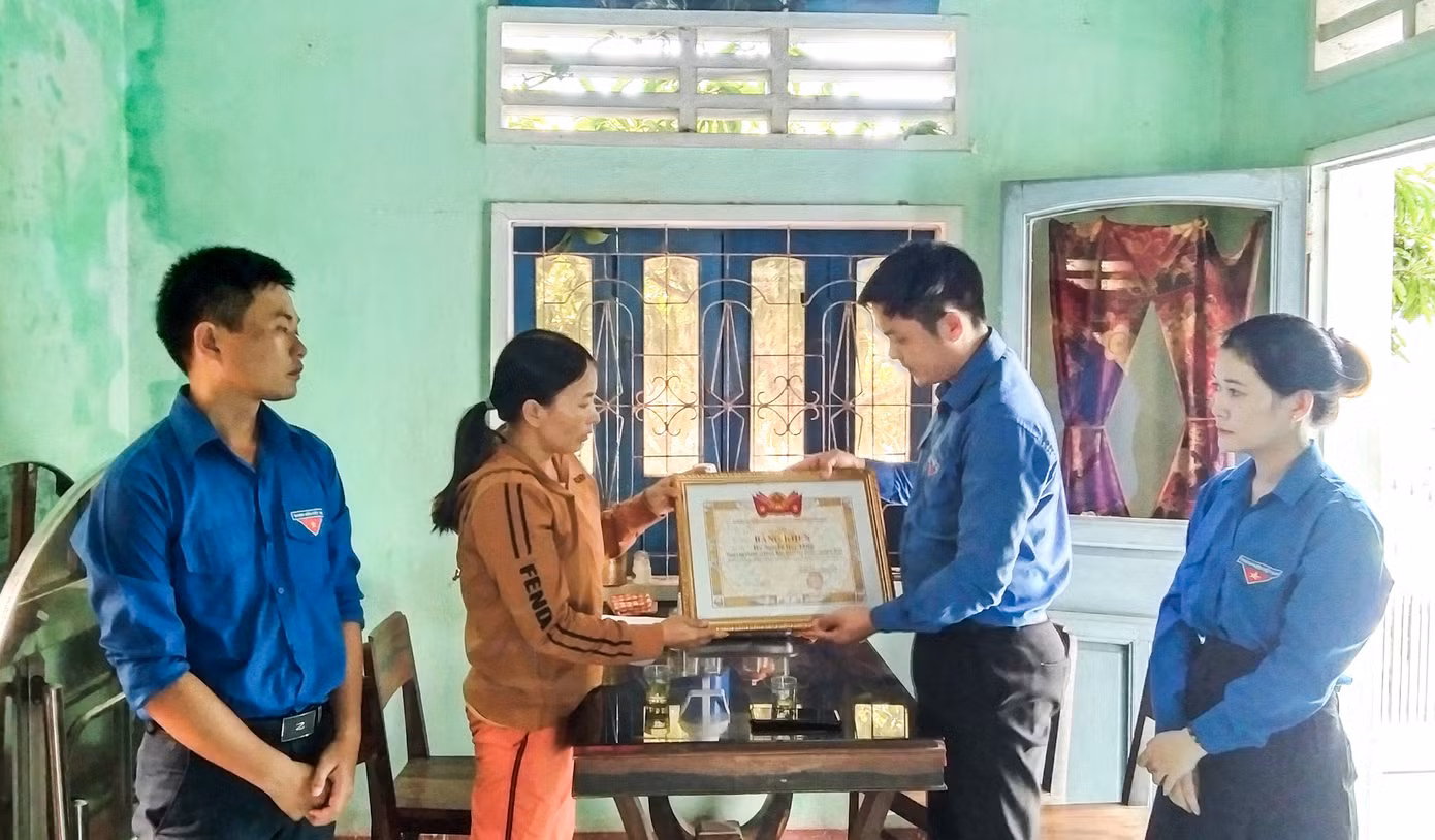 Đại diện Tỉnh Đoàn Bình Định truy tặng bằng khen cho Đoàn viên Nguyễn Huy Thiệp.
