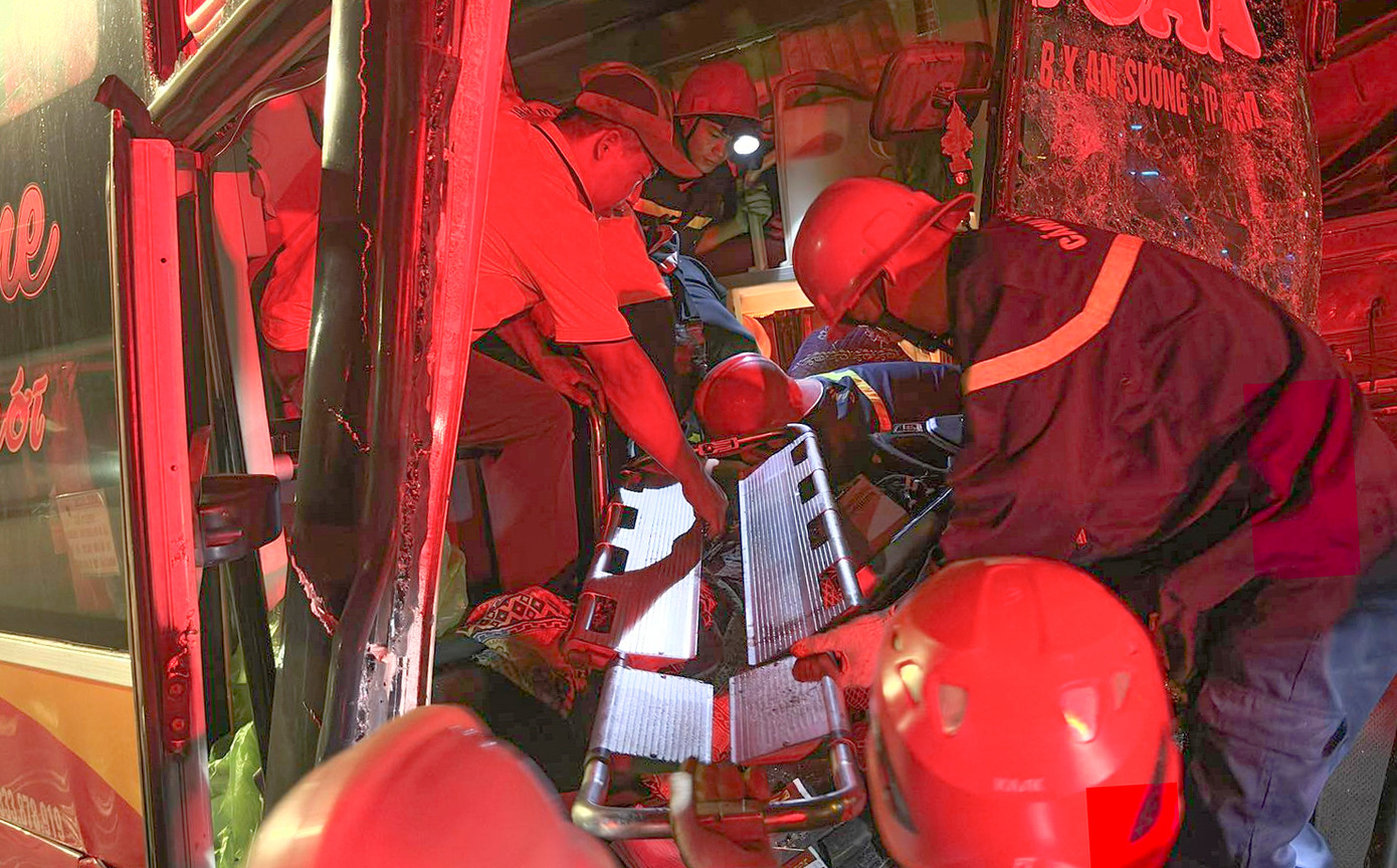 Đưa tài xế xe khách mắc kẹt trong cabin xe ra ngoài. Đưa tài xế xe khách mắc kẹt trong cabin xe ra ngoài.