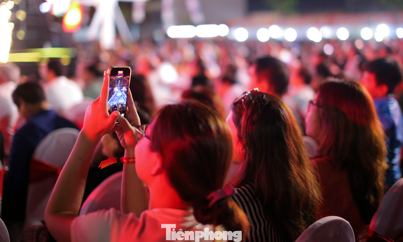 Người dân, du khách quay lại những khoảnh khắc tại buổi lễ khai mạc.