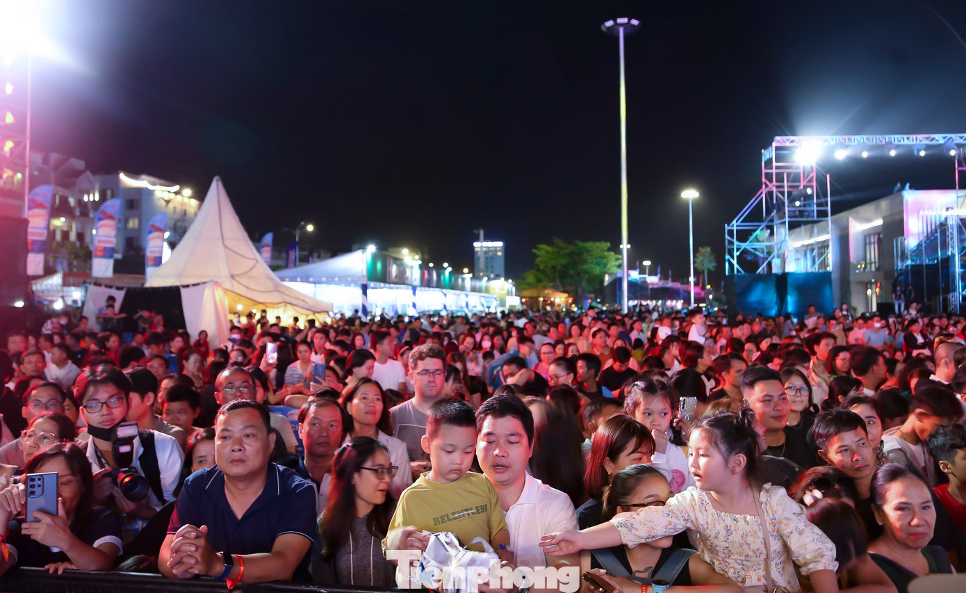 Đông đảo người dân địa phương cùng du khách theo dõi lễ khai mạc.