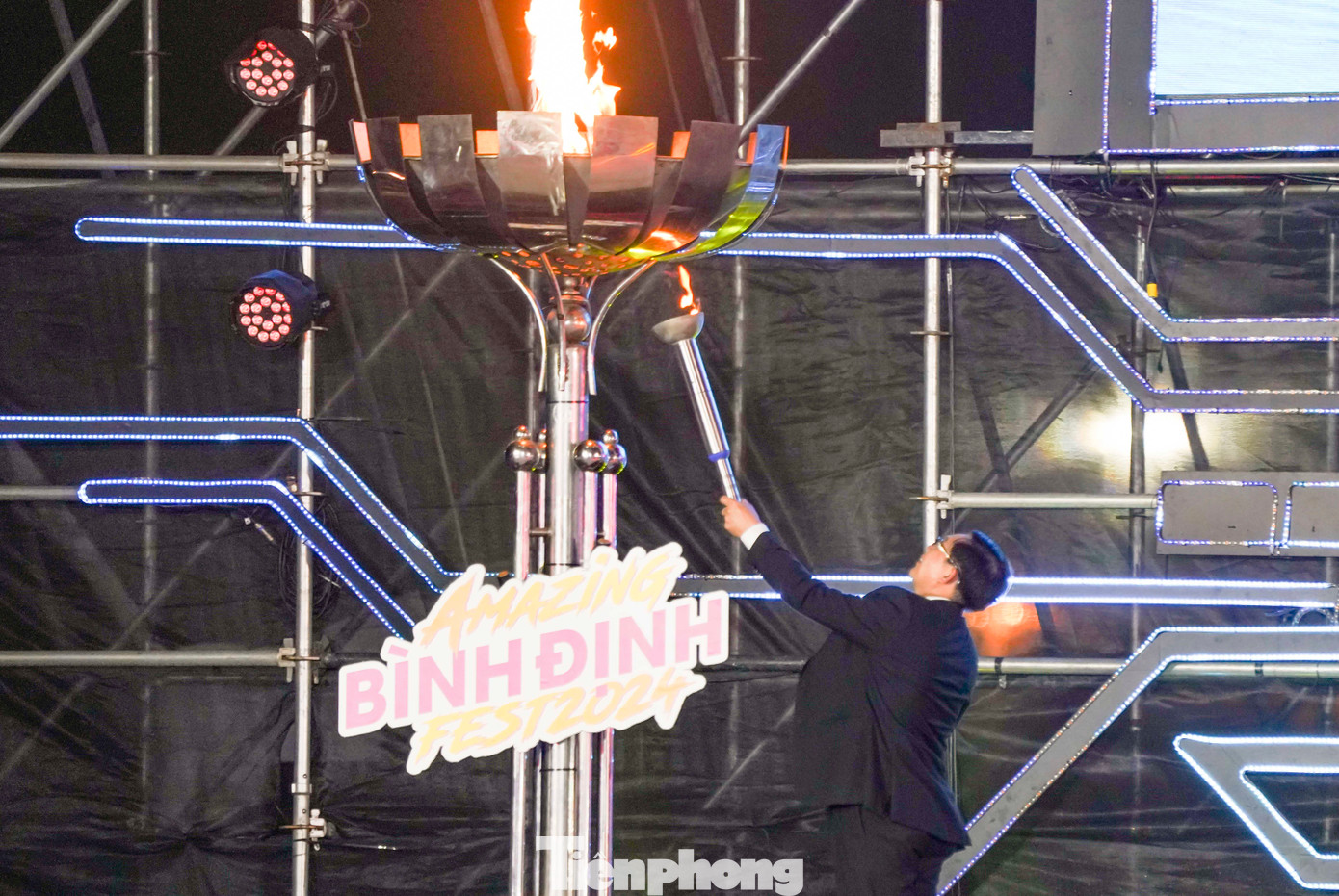 Bí thư Tỉnh ủy Bình Định Hồ Quốc Dũng thực hiện nghi thức đốt đuốc khai mạc tuần lễ.