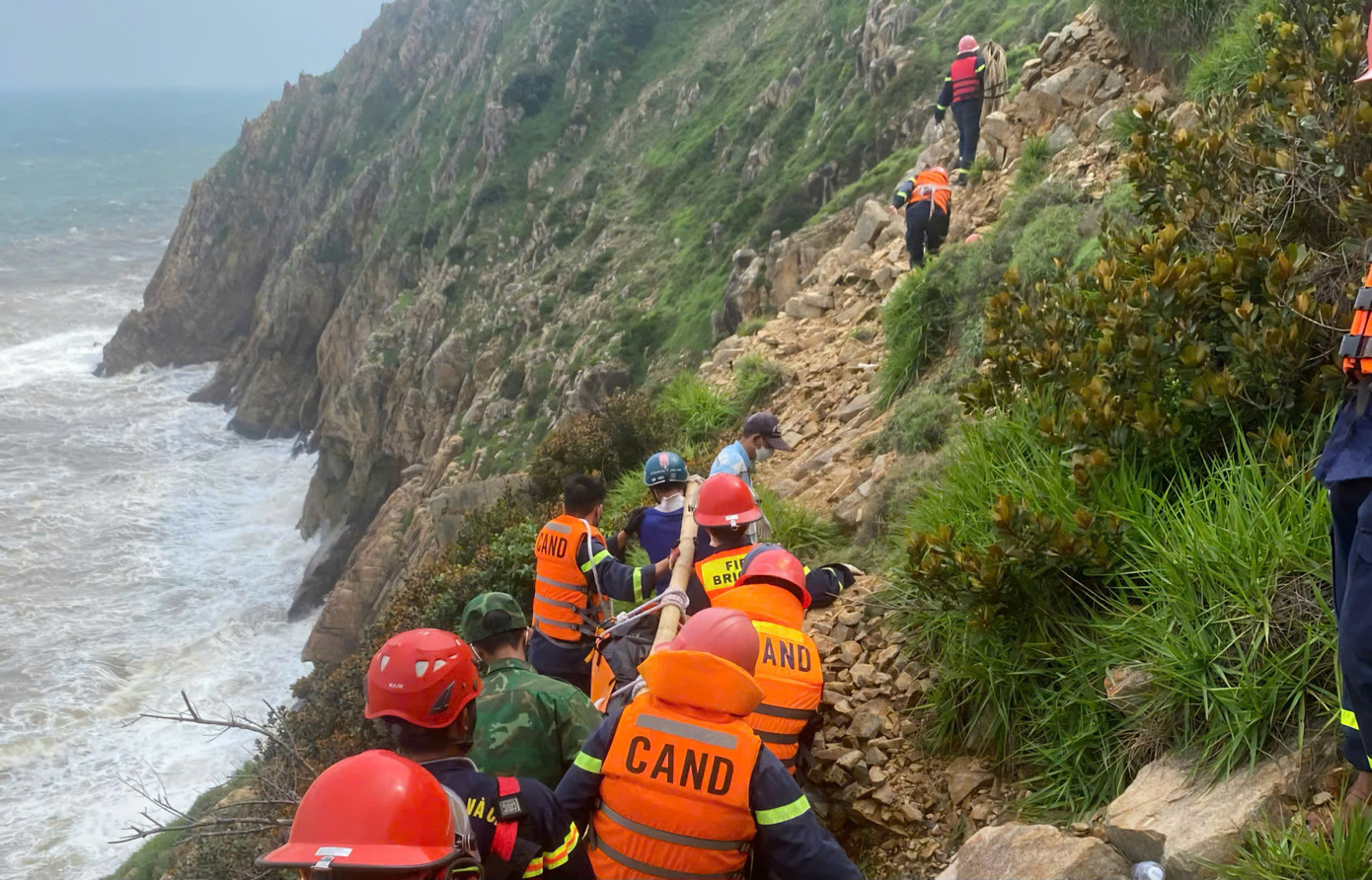 Lực lượng công an đưa thi thể nạn nhân lên bờ. Lực lượng công an đưa thi thể nạn nhân lên bờ.