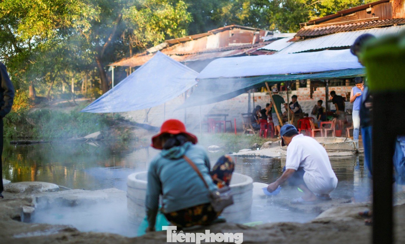 Nơi đây có con suối với mạch nước từ lòng đất phun lên sôi sùng sục quanh năm, nhiệt độ nước bề mặt 70-85 độ C. Ảnh: Trương Định