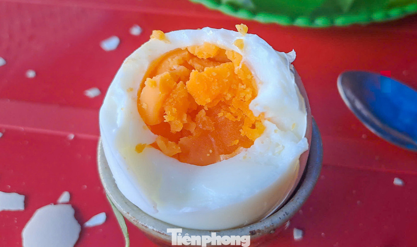 Trứng sau khi luộc khoảng 15 phút tại suối nước nóng Hội Vân. Ảnh: Trương Định