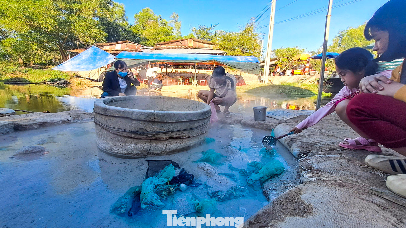 Chị Nguyễn Thị Sương (41 tuổi, Quảng Ngãi) cho biết gia đình chị đã đến suối nước nóng Hội Vân tham quan trải nghiệm nhiều lần. Theo chị, suối nước nóng Hội Vân rất đặc biệt mà không phải địa phương nào cũng có được. Đã đến với suối nước nóng Hội Vân thì không thể bỏ qua món trứng luộc trong suối nước nóng tự nhiên này. Ảnh: Trương Định