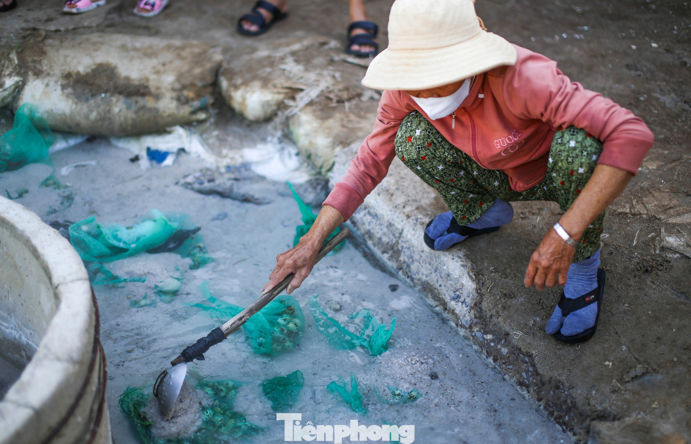Chị Nguyễn Thị Sương (41 tuổi, Quảng Ngãi) cho biết gia đình chị đã đến suối nước nóng Hội Vân tham quan trải nghiệm nhiều lần. Theo chị, suối nước nóng Hội Vân rất đặc biệt mà không phải địa phương nào cũng có được. Đã đến với suối nước nóng Hội Vân thì không thể bỏ qua món trứng luộc trong suối nước nóng tự nhiên này. Ảnh: Trương Định