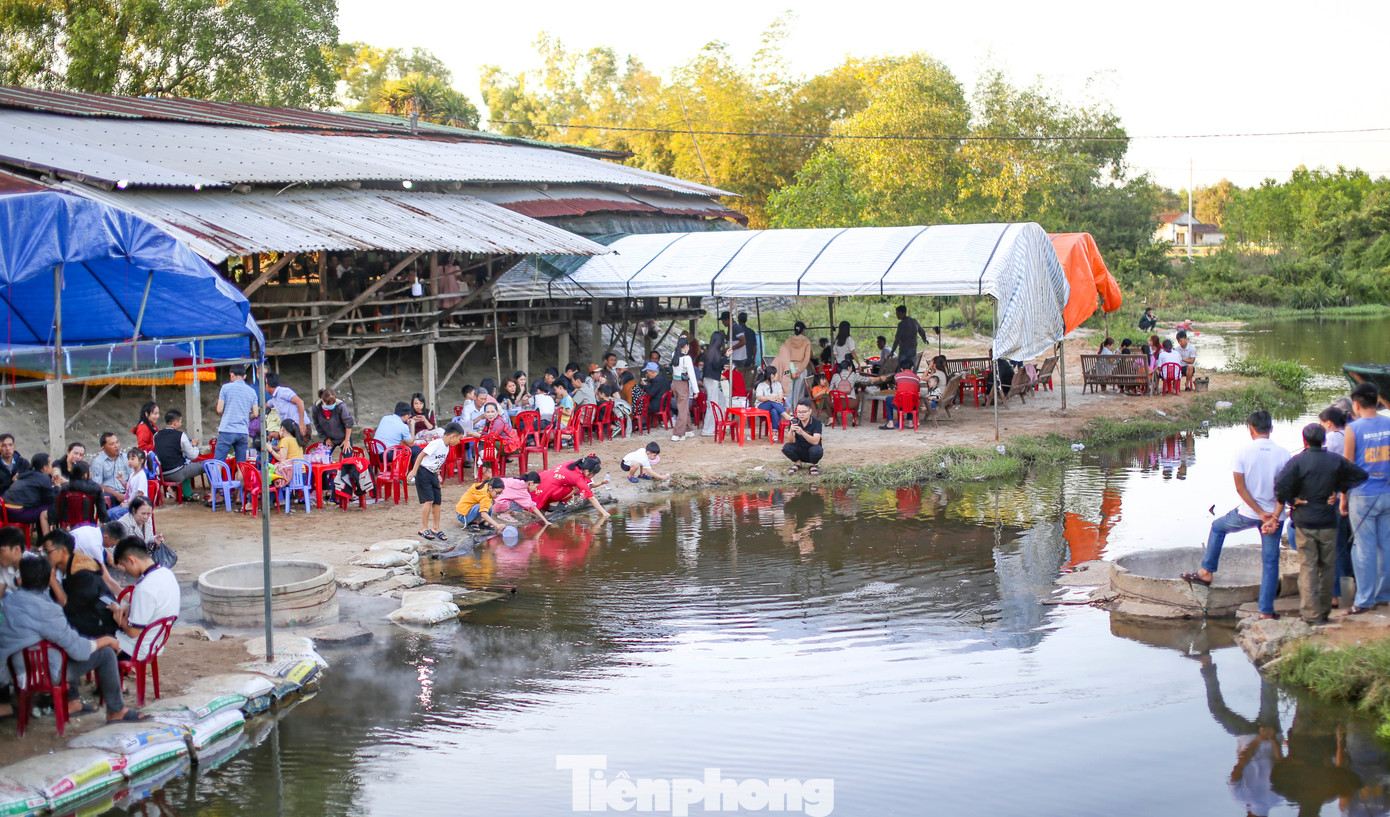 Cách trung tâm thành phố Quy Nhơn gần 40km về phía tây bắc, suối nước nóng Hội Vân ở thôn Hội Vân (xã Cát Hiệp, huyện Phù Cát, Bình Định), là điểm đến lý tưởng với du khách thích trải nghiệm, khám phá. Ảnh: Trương Định