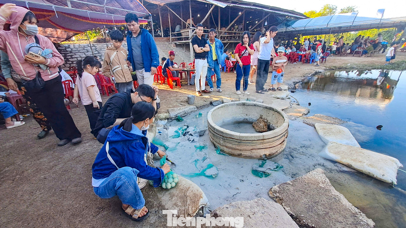 Với vẻ đẹp mộc mạc, nguyên sơ, nguồn khoáng chất có lợi cho sức khỏe, suối nước nóng Hội Vân trở thành điểm đến bình dân nhưng hấp dẫn du khách trong chuyến du lịch đến Bình Định. Ảnh: Trương Định