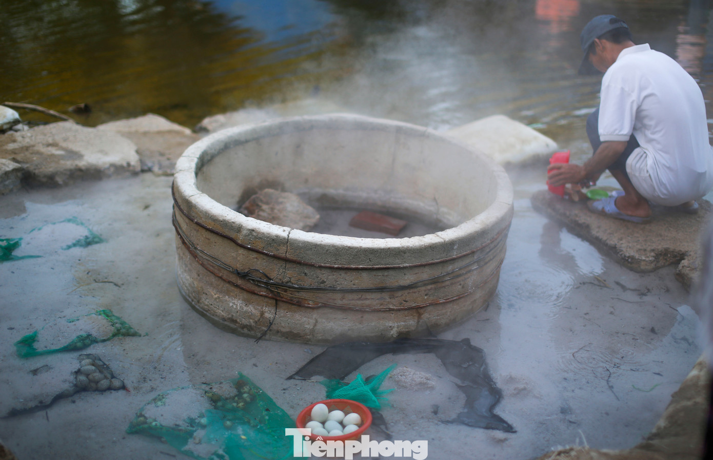 Điều đặc biệt, thu hút du khách đến với suối nước nóng Hội Vân là được tận tay cho những quả trứng vịt, trứng cút xuống những vũng nước nóng đang sôi ùng ục, rồi sau đó vớt lên thưởng thức ngay tại chỗ. Ảnh: Trương Định