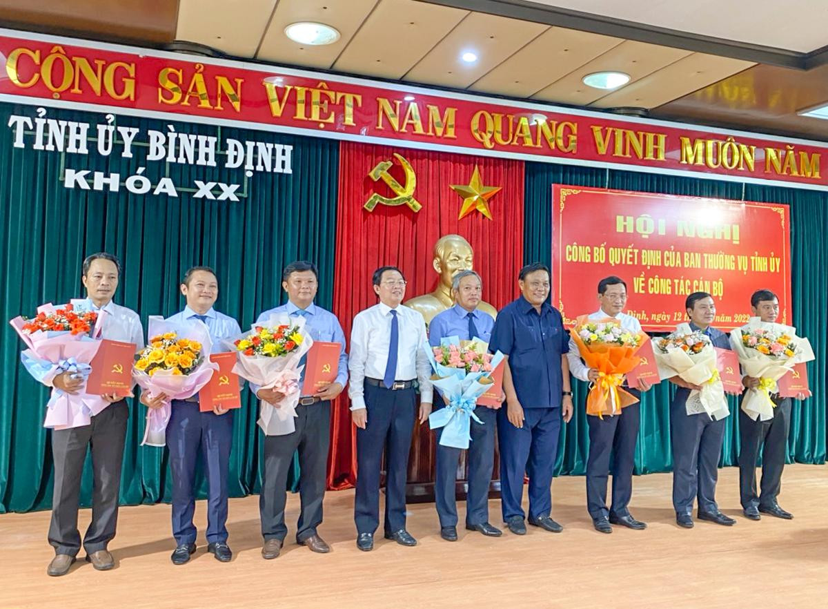 Bí thư Tỉnh ủy Bình Định Hồ Quốc Dũng (thứ 4 từ trái qua) và Phó Bí thư Thường trực Tỉnh ủy Lê Kim Toàn trao quyết định và hoa chúc mừng các đồng chí vừa được điều động, luân chuyển, bổ nhiệm. Bí thư Tỉnh ủy Bình Định Hồ Quốc Dũng (thứ 4 từ trái qua) và Phó Bí thư Thường trực Tỉnh ủy Lê Kim Toàn trao quyết định và hoa chúc mừng các đồng chí vừa được điều động, luân chuyển, bổ nhiệm.