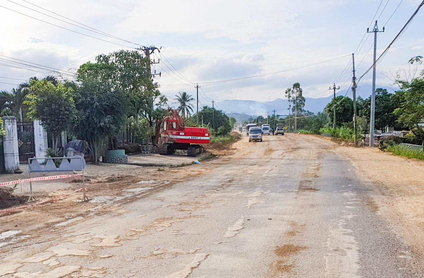 Người dân bức xúc trước việc thi công chậm.