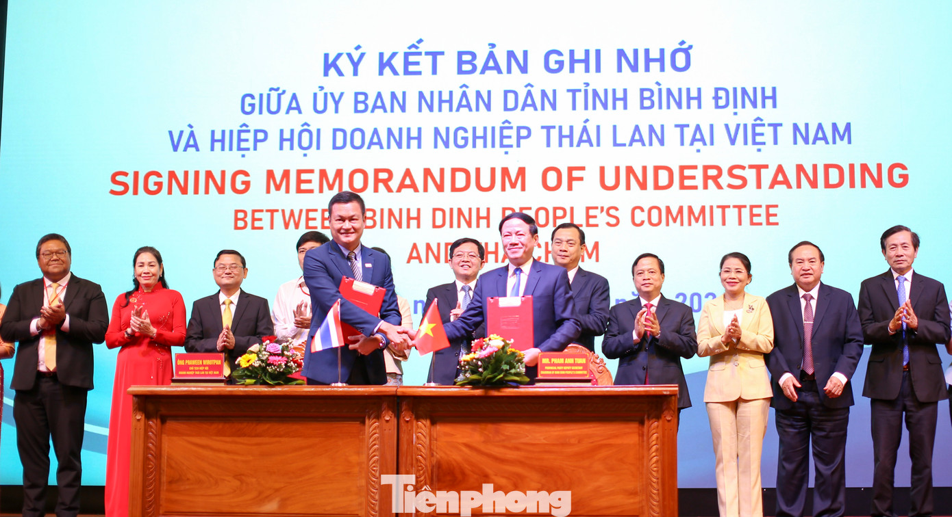 Ký kết bản ghi nhớ giữa UBND tỉnh Bình Định và Hiệp hội Doanh nghiệp Thái Lan tại Việt Nam. Ảnh: Trương Định.