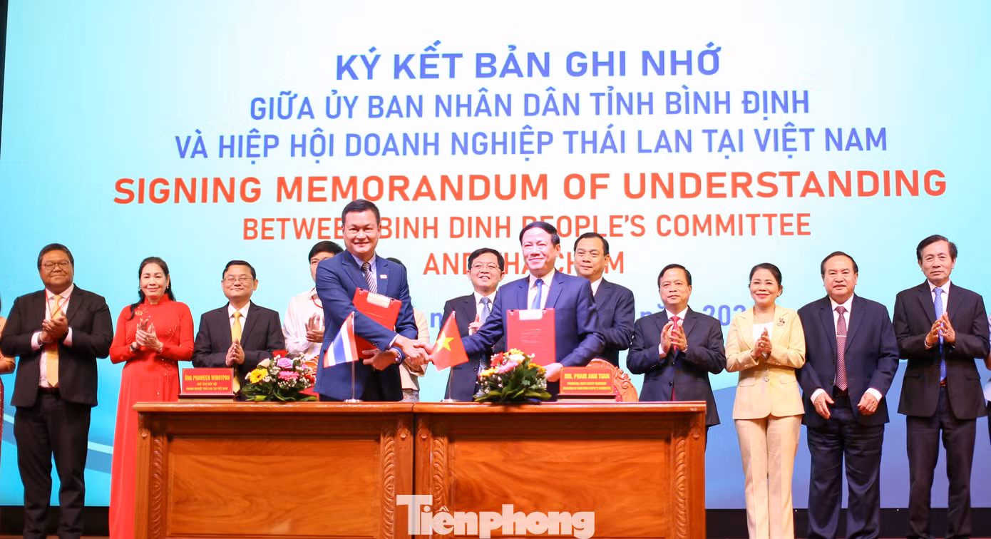 Ký kết bản ghi nhớ giữa UBND tỉnh Bình Định và Hiệp hội Doanh nghiệp Thái Lan tại Việt Nam. Ảnh: Trương Định.