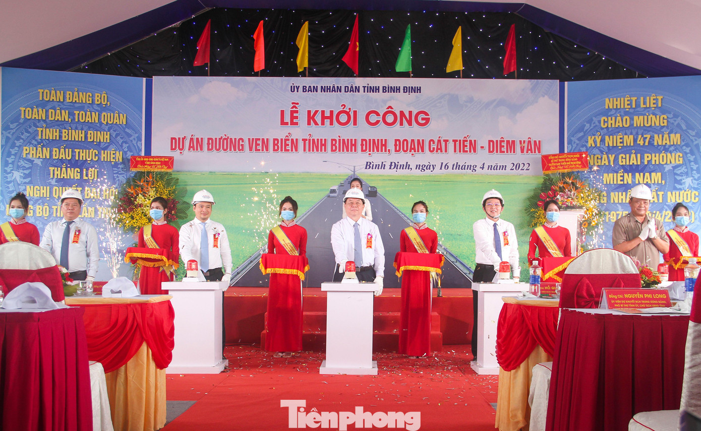 Lễ khởi công dự án đường ven biển tỉnh Bình Định, đoạn Cát Tiến - Diêm Vân. Ảnh: Trương Định