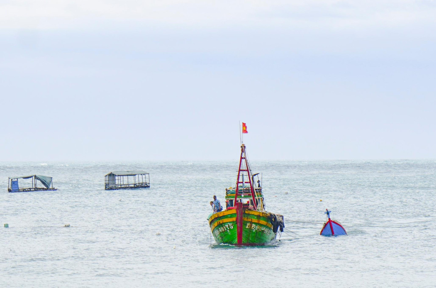 Theo ghi nhận, từ sáng các lực lượng chức năng tỉnh Bình Định, TP Quy Nhơn, xã Nhơn Lý cùng đội thợ lặn chuyên nghiệp phối hợp với các chủ tàu, xác định vị trí tàu chìm để tiến hành trục vớt. Theo ghi nhận, từ sáng các lực lượng chức năng tỉnh Bình Định, TP Quy Nhơn, xã Nhơn Lý cùng đội thợ lặn chuyên nghiệp phối hợp với các chủ tàu, xác định vị trí tàu chìm để tiến hành trục vớt.