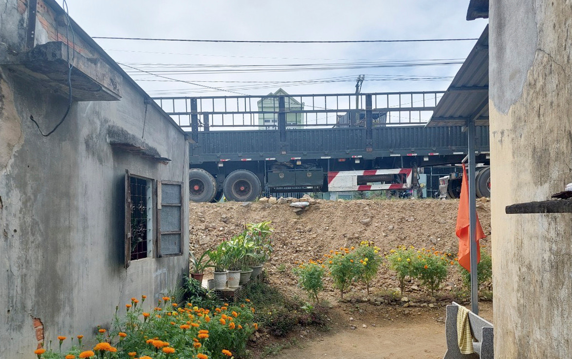 Nhà dân ven QL19 thấp hơn nền đường sau khi cải tạo nâng cấp. Nhà dân ven QL19 thấp hơn nền đường sau khi cải tạo nâng cấp.