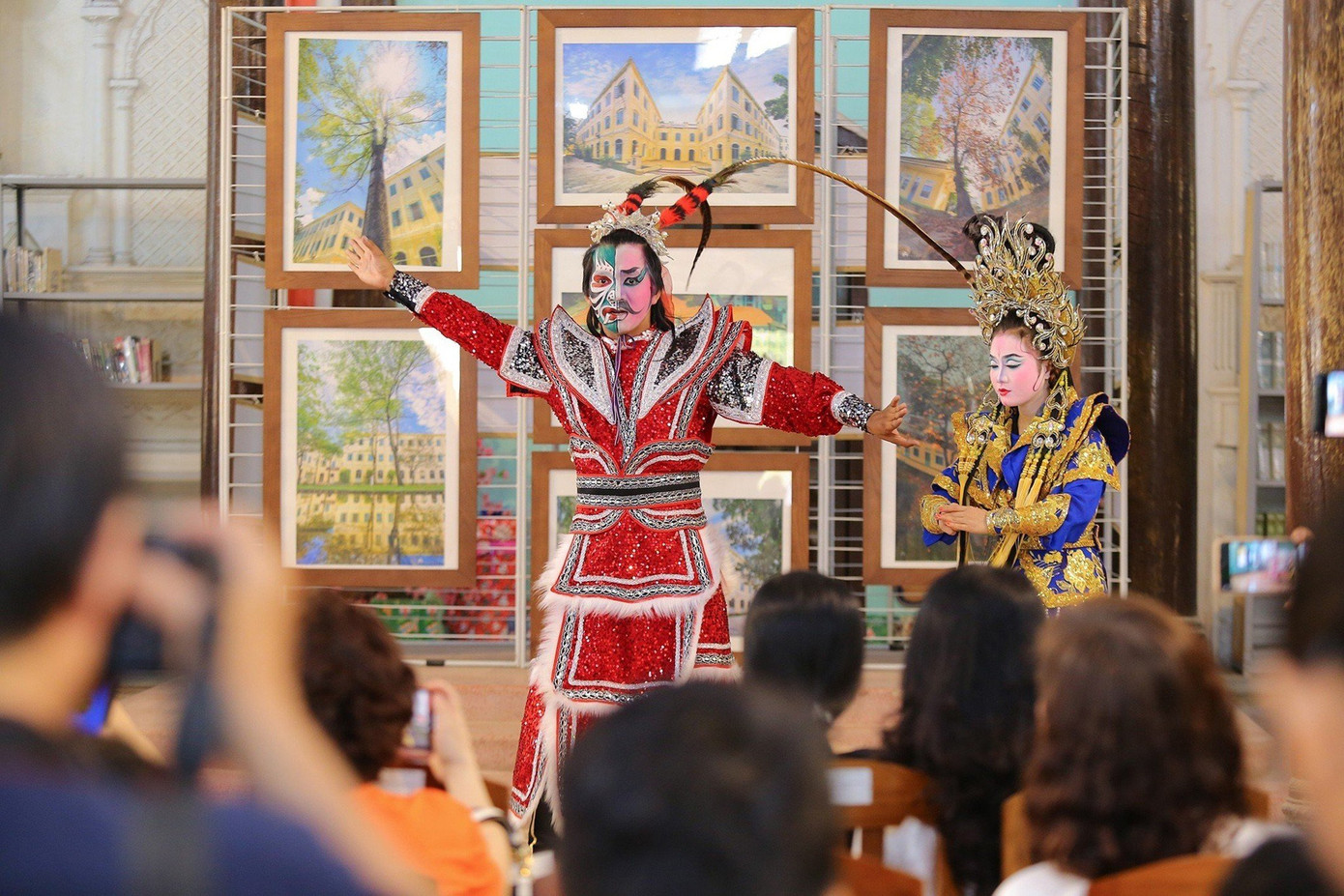 Hai nghệ sĩ hát vài trích đoạn tuồng để khách tham quan trải nghiệm và thưởng thức. Ảnh: T.H. Hai nghệ sĩ hát vài trích đoạn tuồng để khách tham quan trải nghiệm và thưởng thức. Ảnh: T.H.