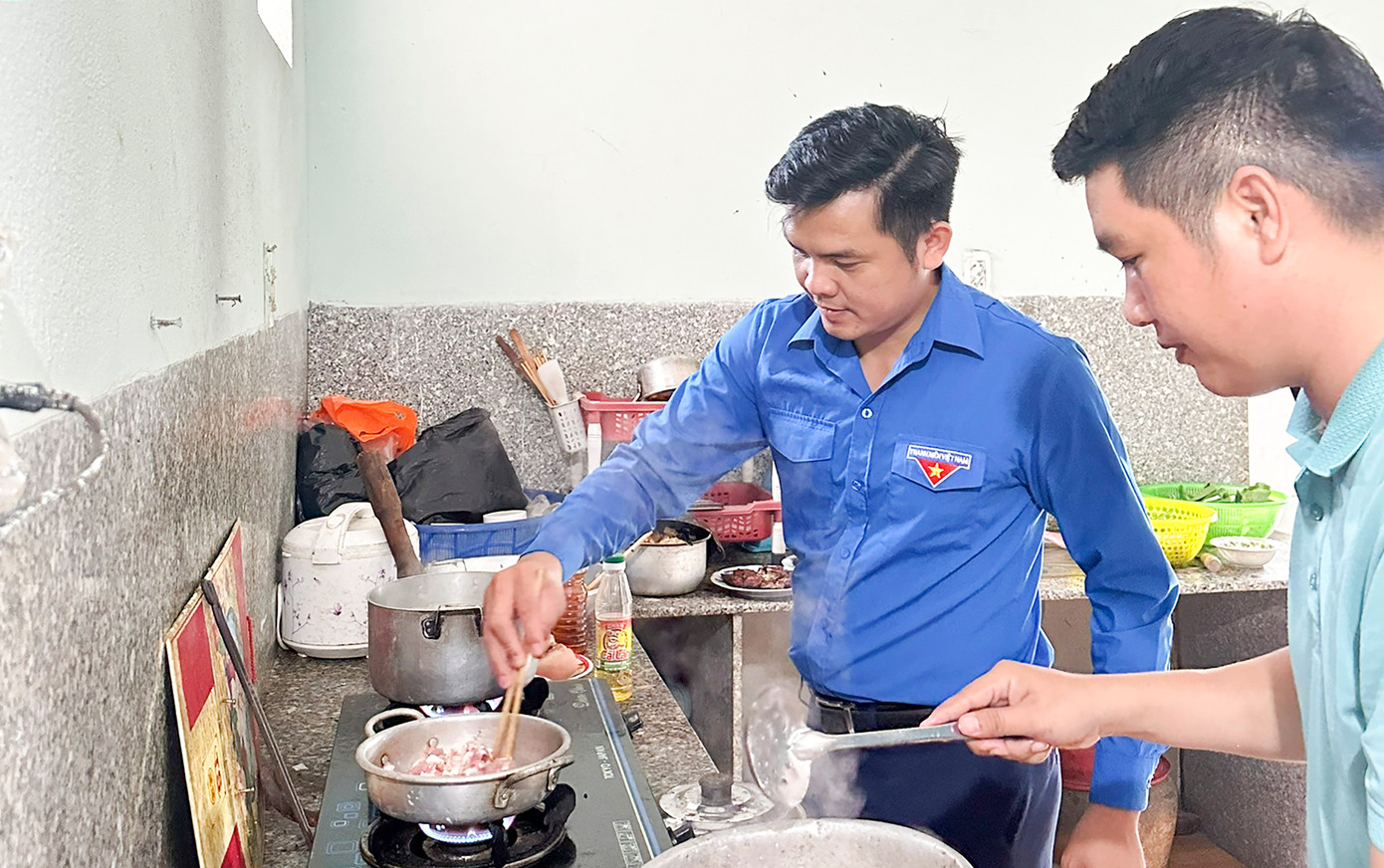 Phó Bí thư Tỉnh Đoàn Bình Định Phạm Hồng Hiệp vào bếp chuẩn bị "bữa cơm tri ân". Ảnh: T.Đ